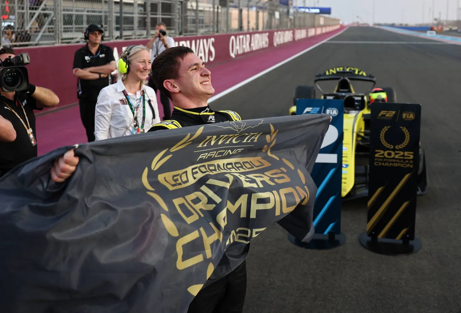 الإيطالي ليوناردو فورنارولي يحتفل بلقب «بطولة العالم لفورمولا2»... (رويترز)