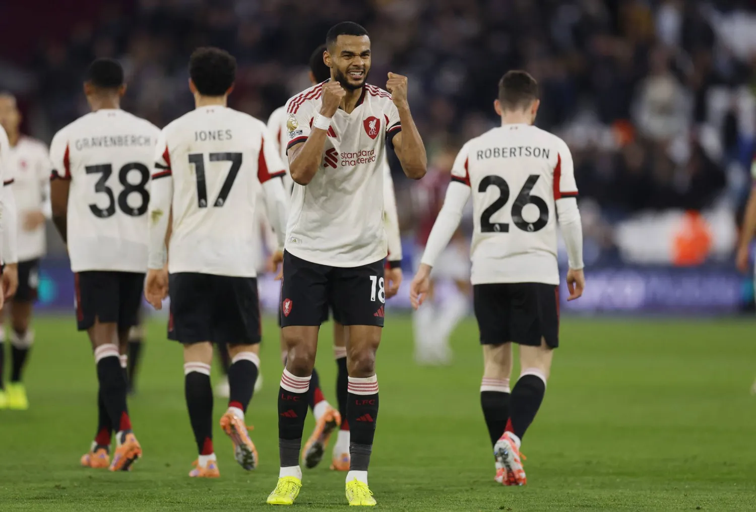 كودي خاكبو يحتفل بهدف ليفربول الثاني في مرمى وست هام (رويترز)