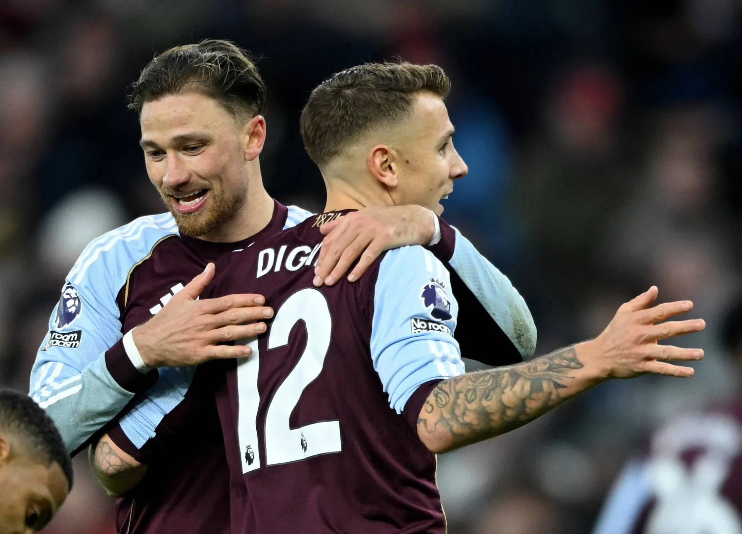 لاعبو أستون فيلا يحتفلون بالفوز على وولفز (رويترز)