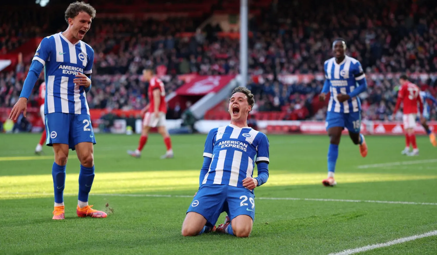 ماكسيم دي كويبر يحتفل بهدف برايتون الأول (رويترز)