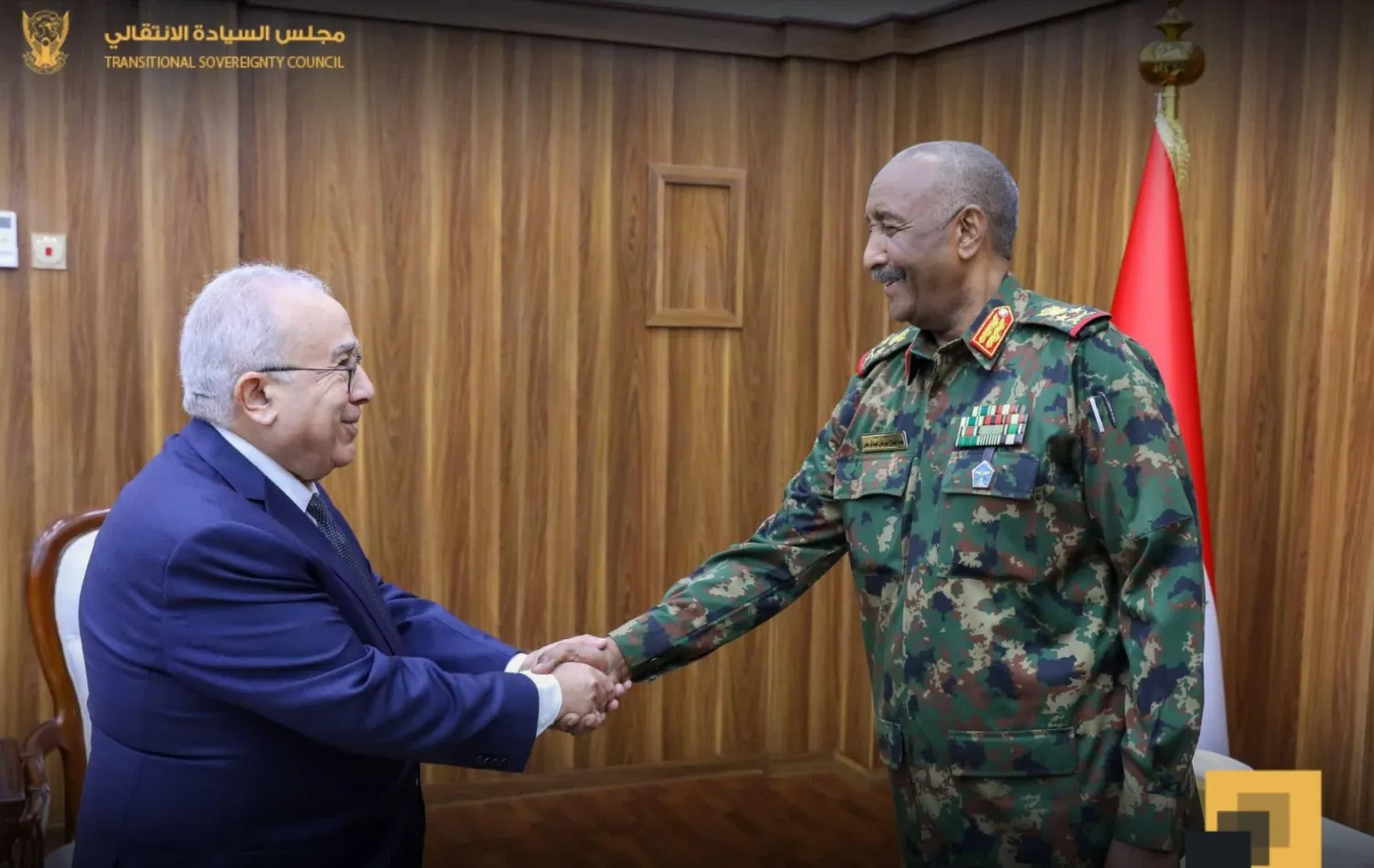 عبد الفتاح البرهان يستقبل لعمامرة في بورتسودان خلال زيارة سابقة (أرشيفية - مجلس السيادة السوداني)