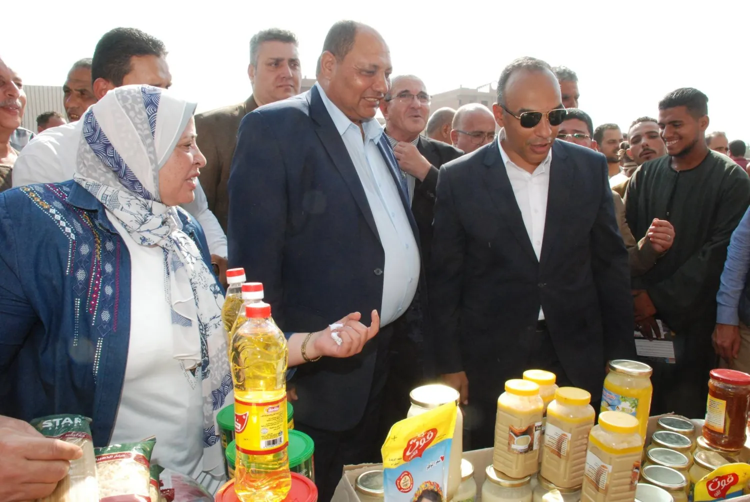 مسؤولون مصريون في جولة بأحد منافذ بيع السلع (وزارة الزراعة المصرية)