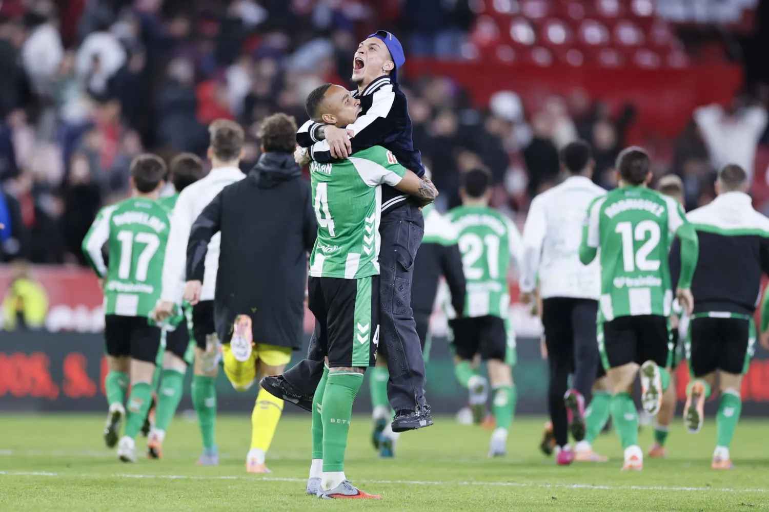 احتفال لاعبي ريال بيتيس بالفوز الثمين على إشبيلية في ديربي الأندلس (إ.ب.أ)