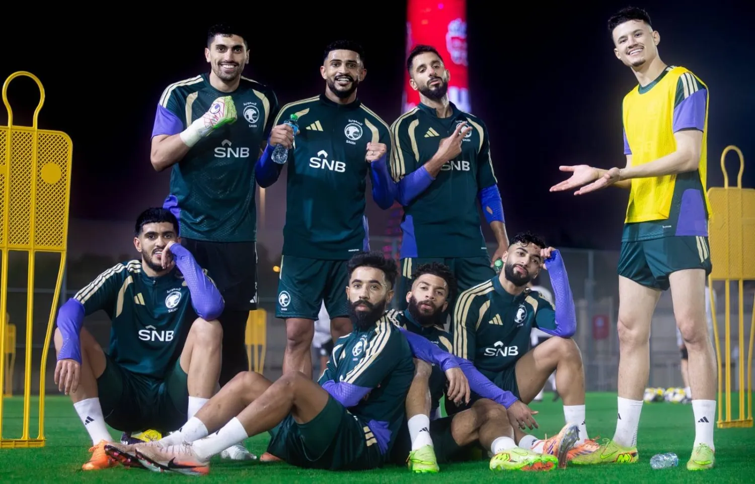 لاعبو «الأخضر» في لقطة مرحة بعد نهاية المران (المنتخب السعودي)