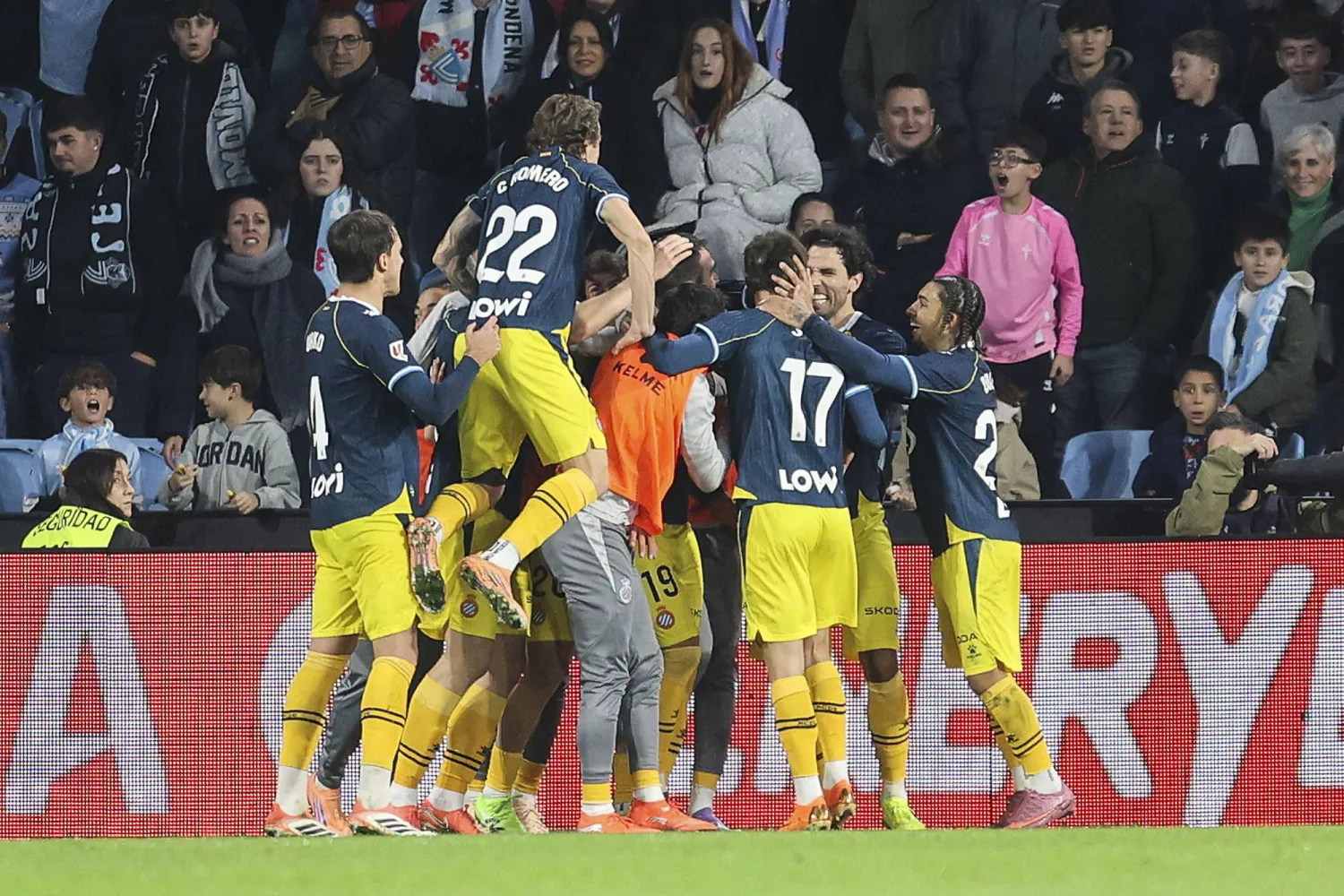 فرحة لاعبي إسبانيول بالفوز على سيلتا فيغو (إ.ب.أ)