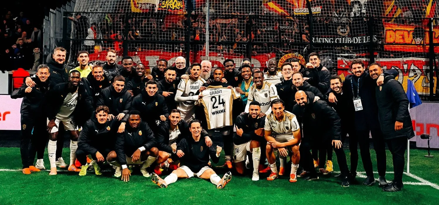 سعود عبد الحميد محتفلاً مع لاعبي لانس بعد الارتقاء للصدارة (موقع النادي)