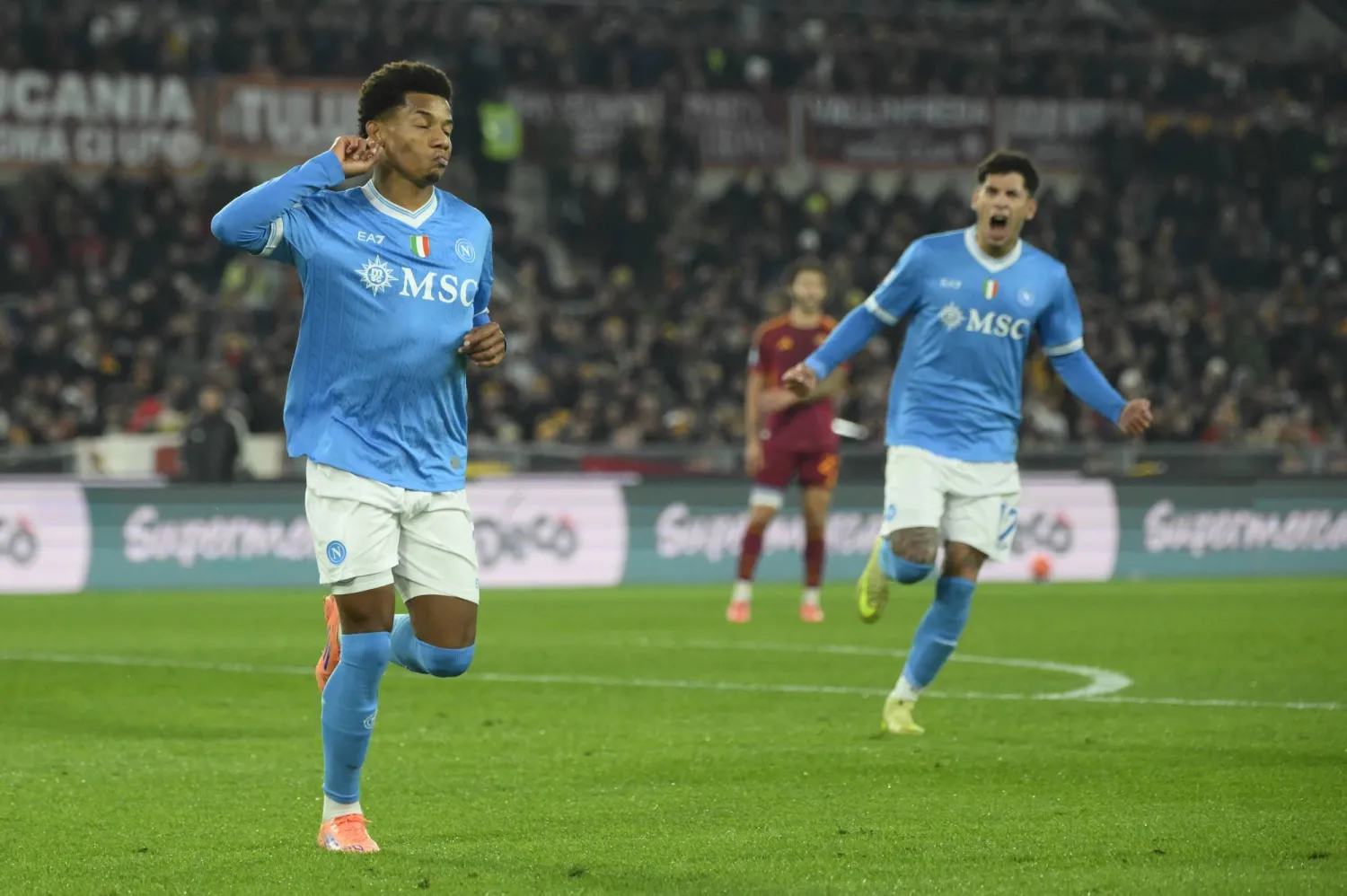 ديفيد نيريس يحتفل بتسجيله هدف الفوز لنابولي على روما (د.ب.أ)