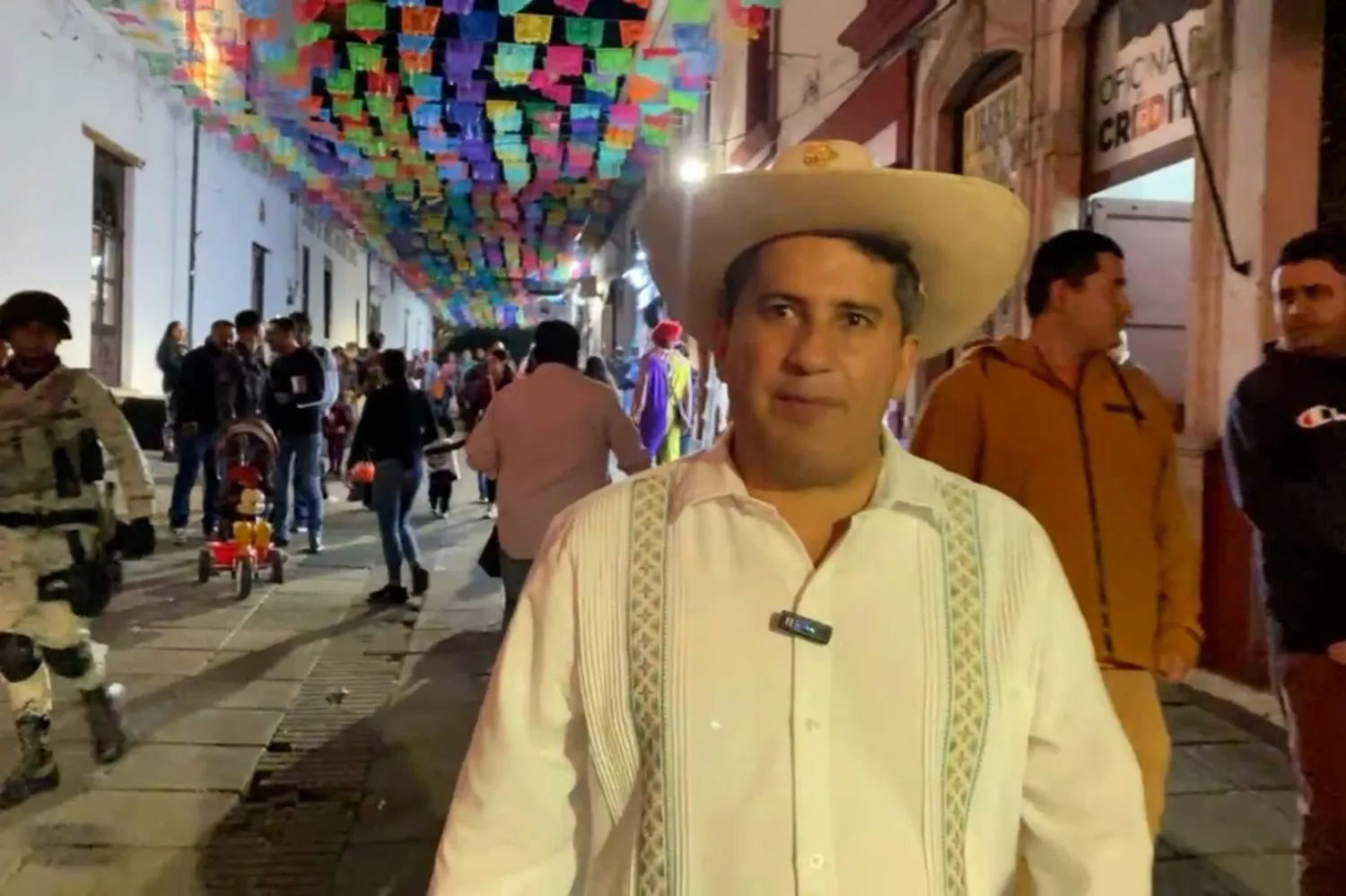 Carlos Manzo sosyal medya platformlarından yaptığı canlı yayınlarla da biliniyordu (Carlos Manzo/Facebook)