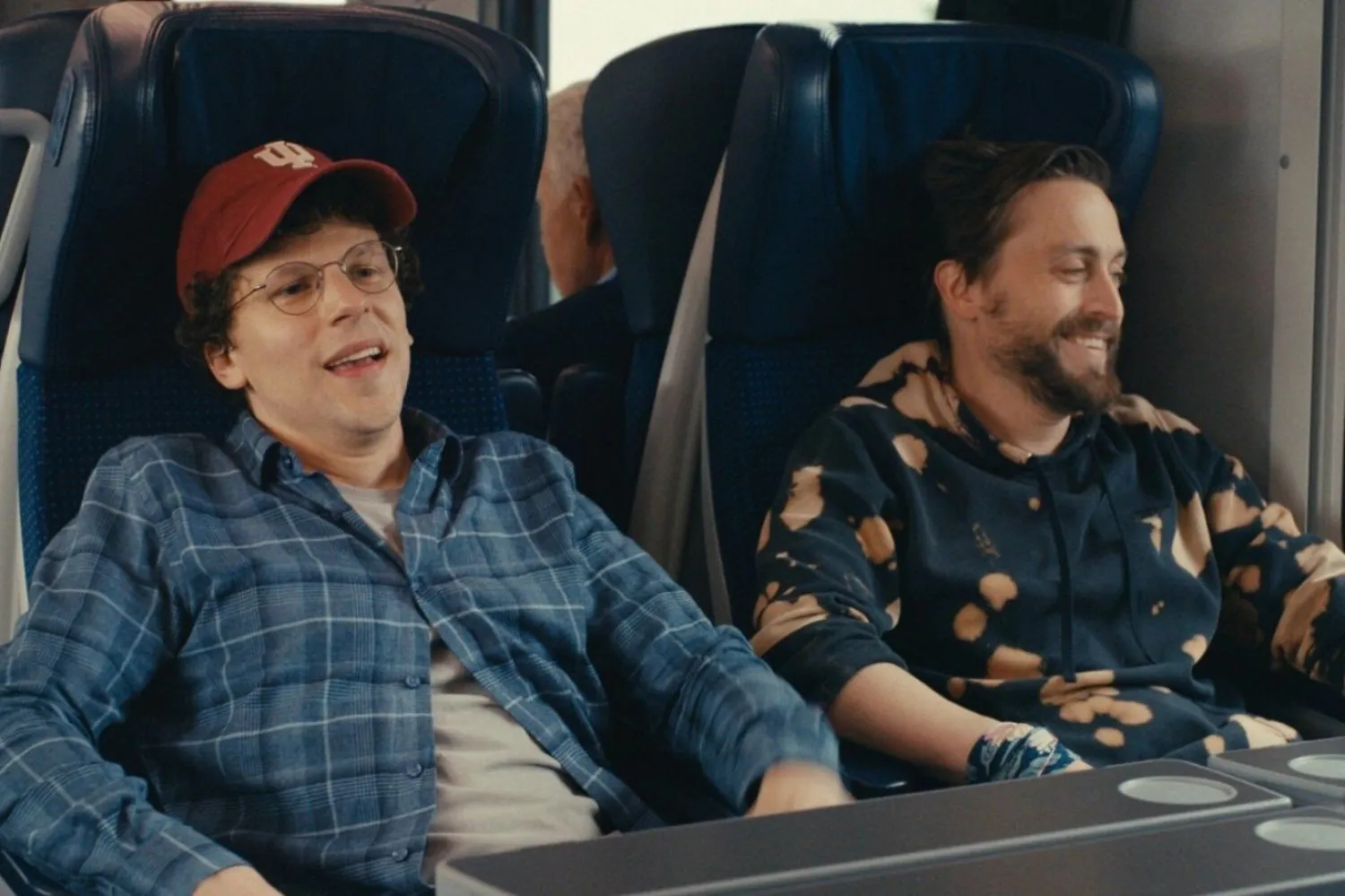 Jesse Eisenberg'ün (solda) Kieran Culkin'le (sağda) birlikte başrolleri paylaştığı Gerçek Acı, vefat eden büyükannelerini yad etmek için onun doğup büyüdüğü Polonya'ya giden iki kuzenin hikayesini anlatıyor (Searchlight Pictures)