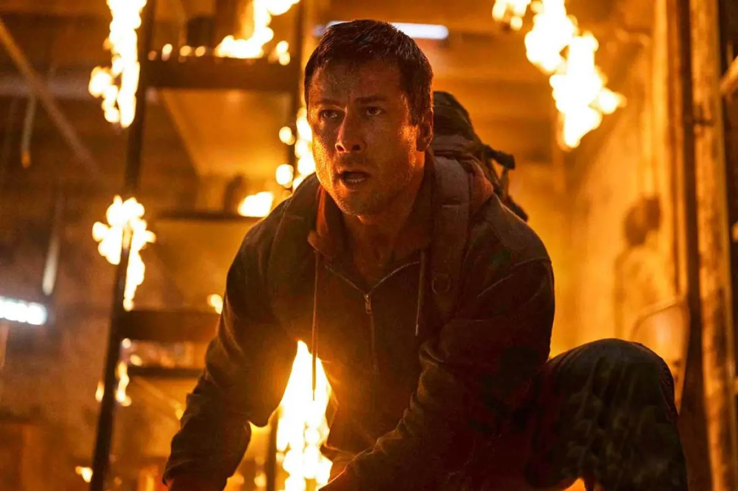 37 yaşındaki Glen Powell, Ölüme Koşan Adam'da para için acımasız bir hayatta kalma oyununa katılan birini canlandırıyor (Paramount Pictures)