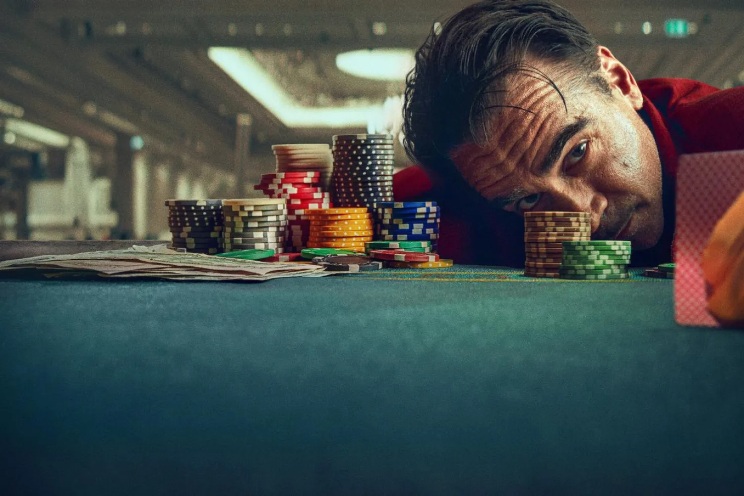 Ballad of a Small Player'ın 49 yaşındaki İrlandalı yıldızı Colin Farrell, filmde borçlarını kapatmaya çalışan kumarbaz Lord Doyle karakterini canlandırıyor (Netflix)