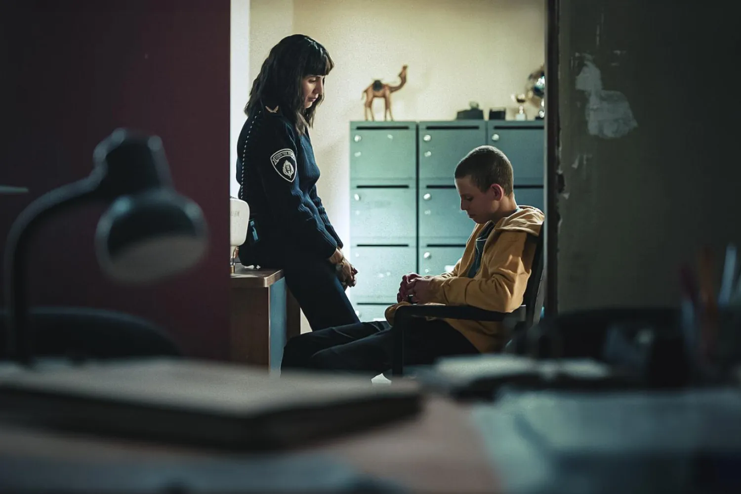 Gerçek olaylardan esinlenen yetişkinliğe geçiş draması Yirmi Yıl Önce'de bir komedyen, parlak zekası sayesinde acımasız bir ıslahevinde nasıl hayatta kaldığını anlatıyor (HOT / Netflix)