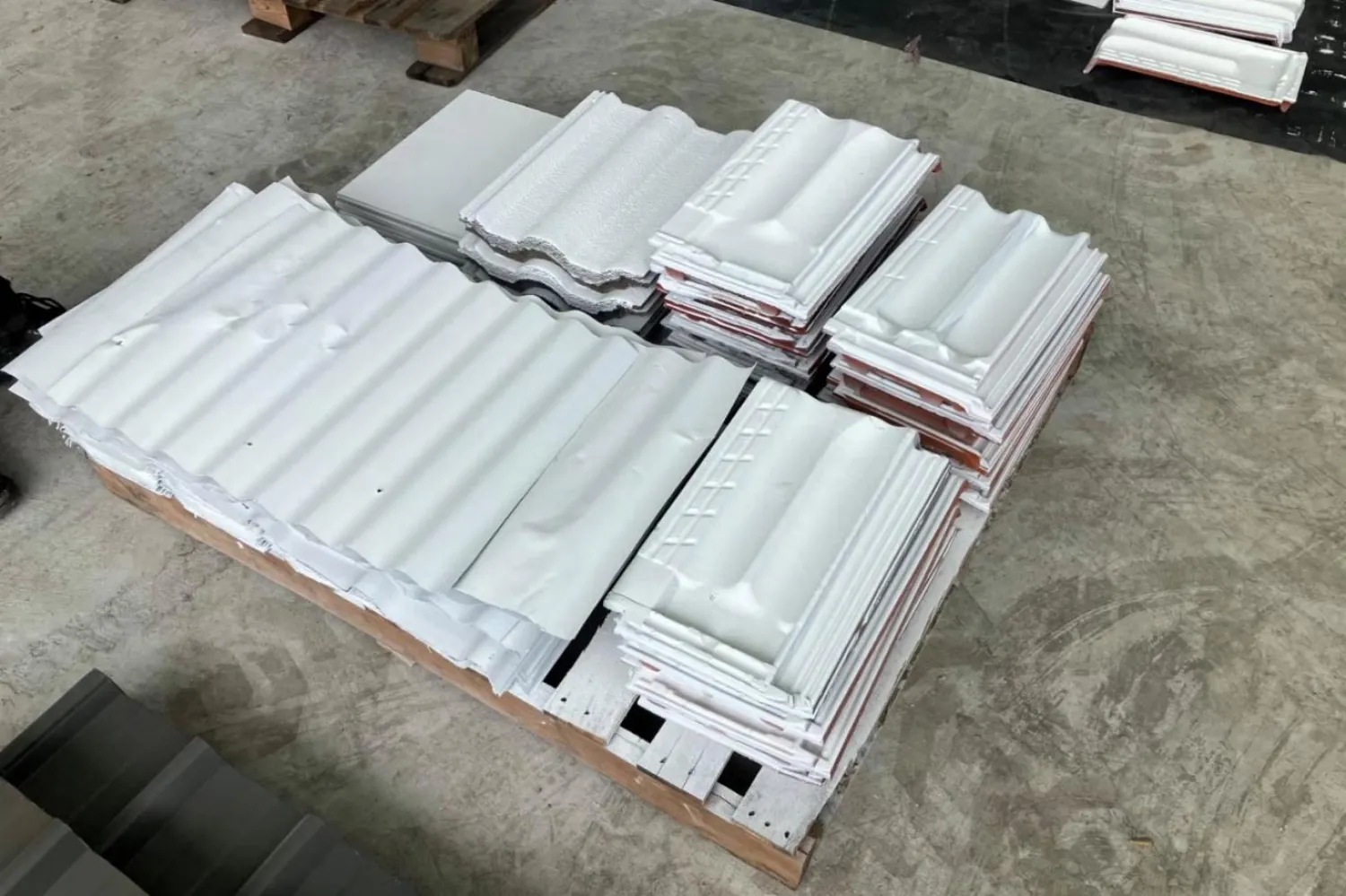 Yeni boyayla boyanmış kiremit ve çelik levhalar (Sidney Üniversitesi)