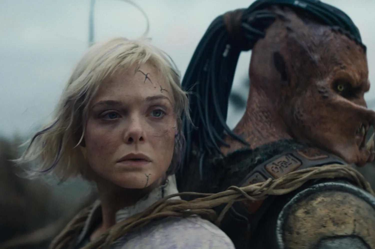 Predator: Vahşi Topraklar'da android Thia'yı canlandıran 27 yaşındaki Amerikalı yıldız Elle Fanning, The Great'teki performansıyla Emmy adaylığı elde etmişti (20th Century Studios)