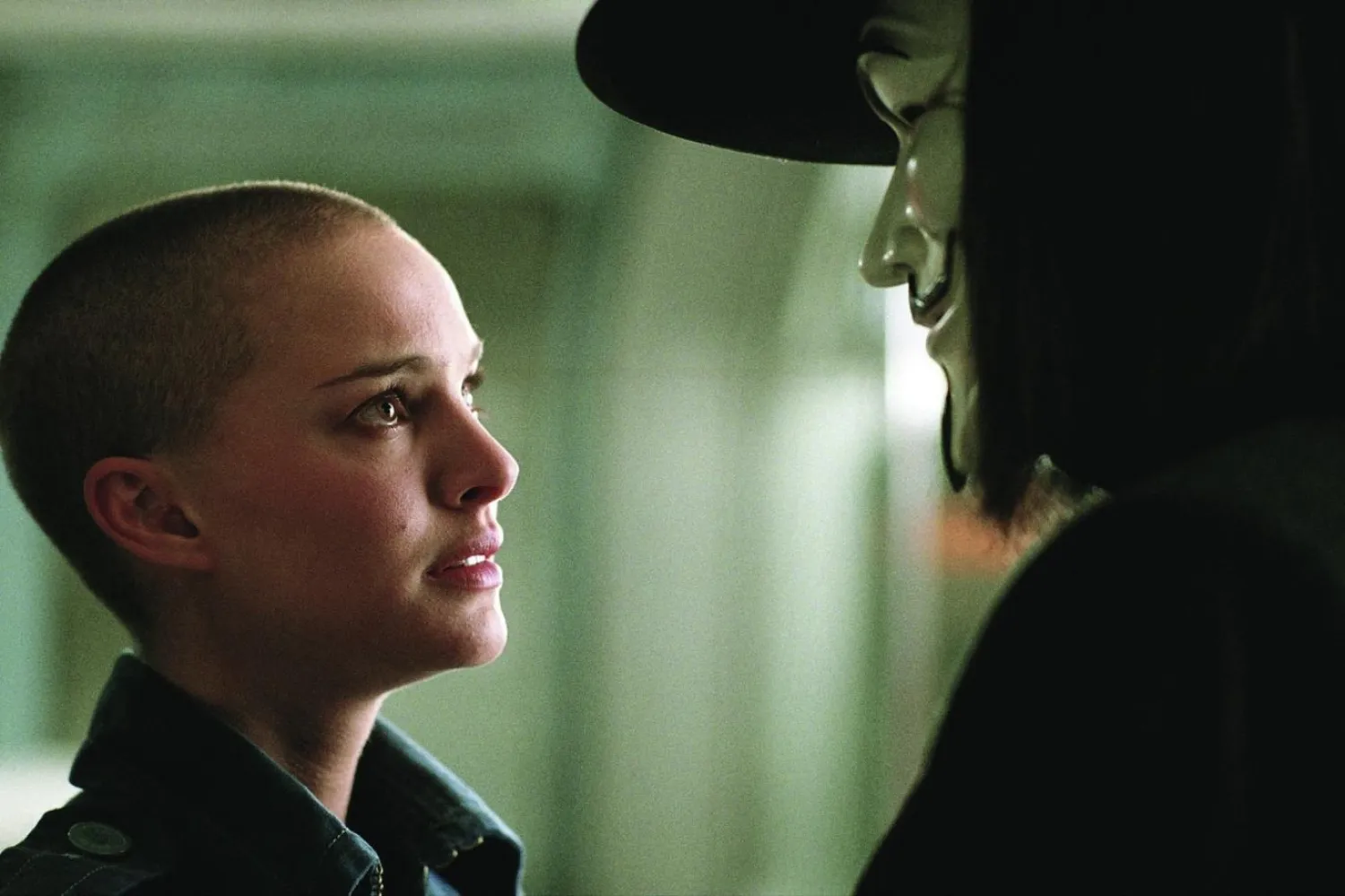 2006'da vizyona giren V for Vendetta, terör olaylarında büyük kayıplar verdikten sonra kurtuluşu baskıcı bir yönetimde bulan Britanya halkının uyanış öyküsünü anlatıyor (Warner Bros. Pictures)