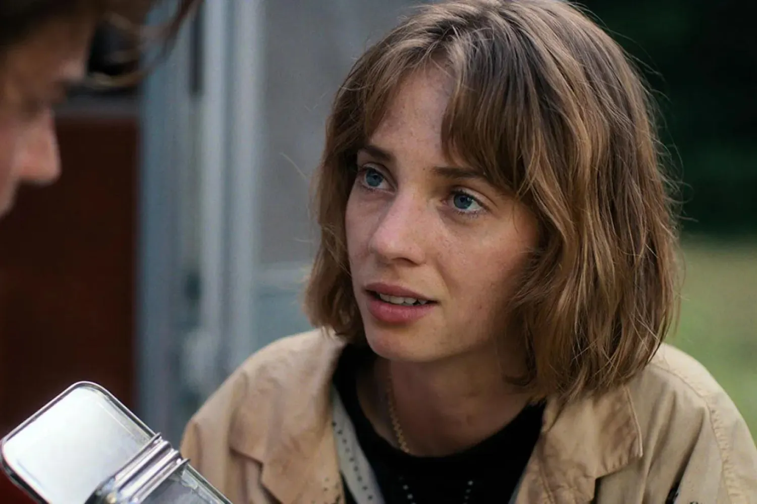 Hollywood'un iki yıldız ismi Ethan Hawke ve Uma Thurman'ın en büyük çocuğu olan Maya Hawke, Stranger Things'deki Robin rolüyle de tanınıyor (Netflix)