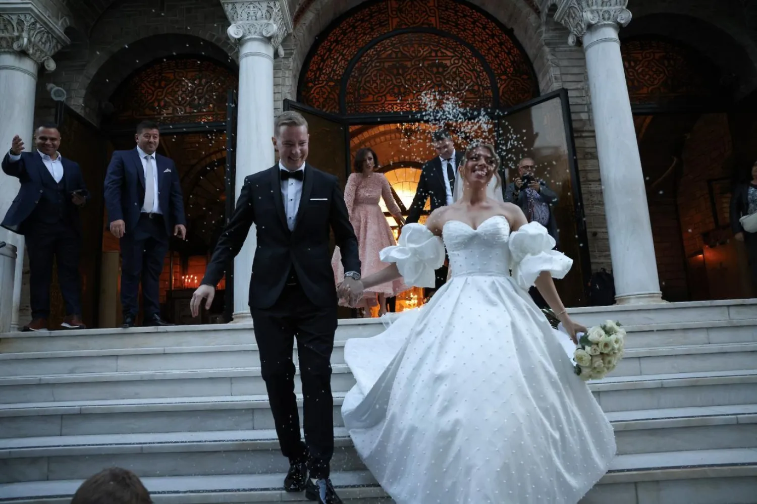 Yunanistan'daki düğünlerde konfeti olarak kullanılan pirinçler bolluk ve refahı simgeliyor (Reuters)