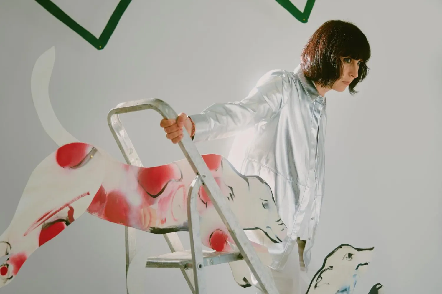 Σtella, Adagio'da gitar, yumuşak perküsyon ve sıcak elektronik dokuları bir araya getirerek dinleyiciyi sıcak bir battaniyeye sarar gibi hissettiren bir pop estetiği kuruyor (Dimitra Tzanou)