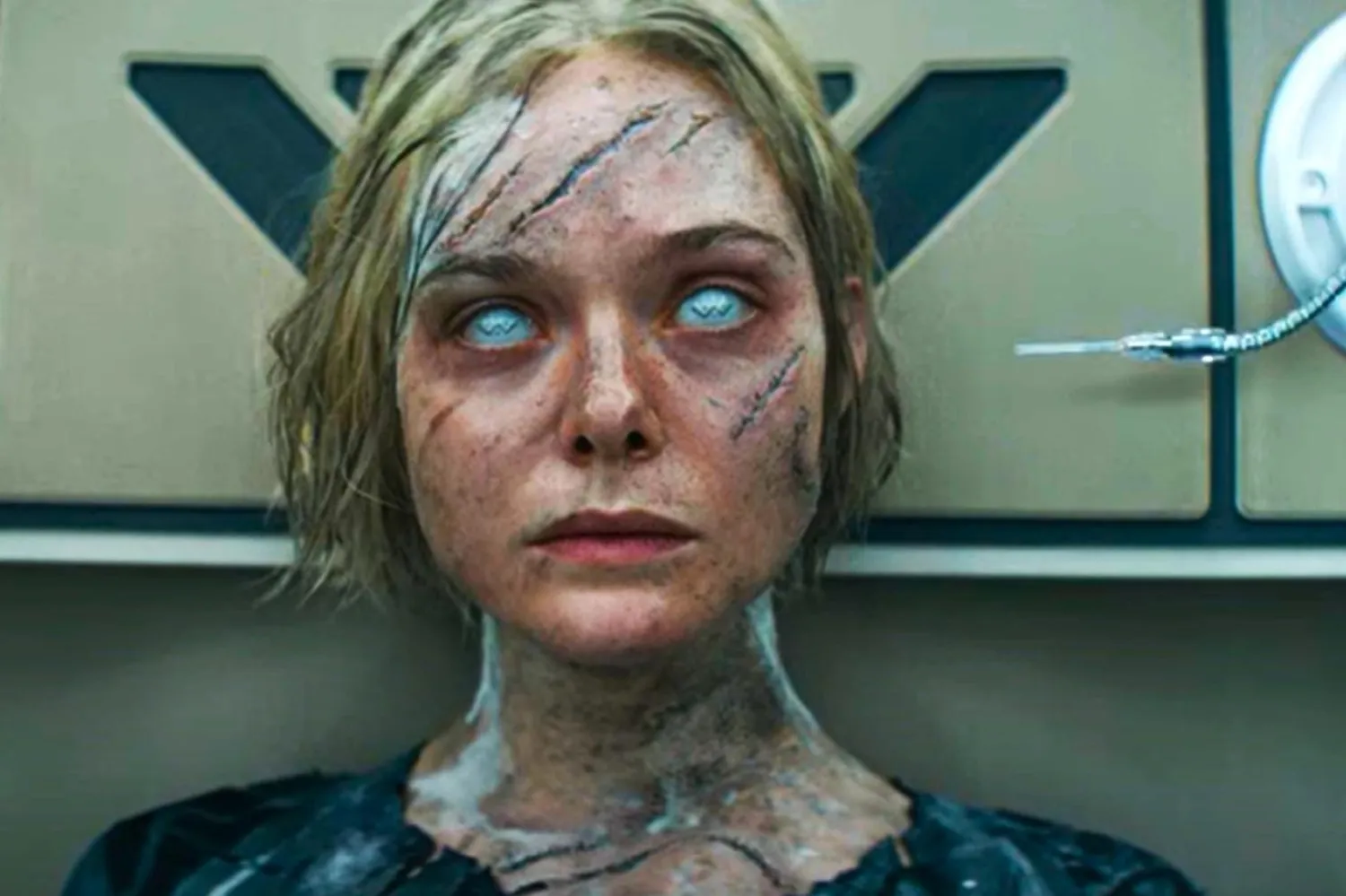 Predator: Vahşi Topraklar'da android Thia'yı canlandıran 27 yaşındaki Amerikalı yıldız Elle Fanning, The Great'teki performansıyla Emmy adaylığı elde etmişti (20th Century Studios)