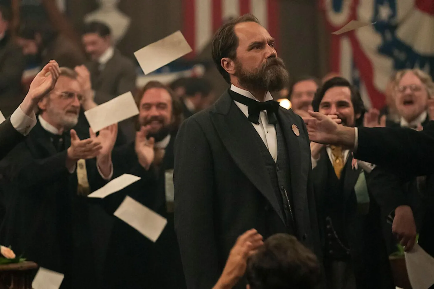 ABD Başkanı James Garfield'ı canlandıran 51 yaşındaki Michael Shannon, Sığınak (Take Shelter) ve Suyun Sesi (The Shape of Water) gibi ödüllü filmlerdeki rolleriyle tanınıyor (Netflix)