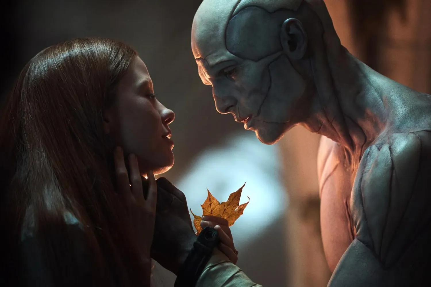 Pearl ve MaXXXine gibi korku filmleriyle tanınan Mia Goth (solda), Frankenstein'da hem Leydi Elizabeth Harlander hem de Barones Claire rolünde (Netflix)