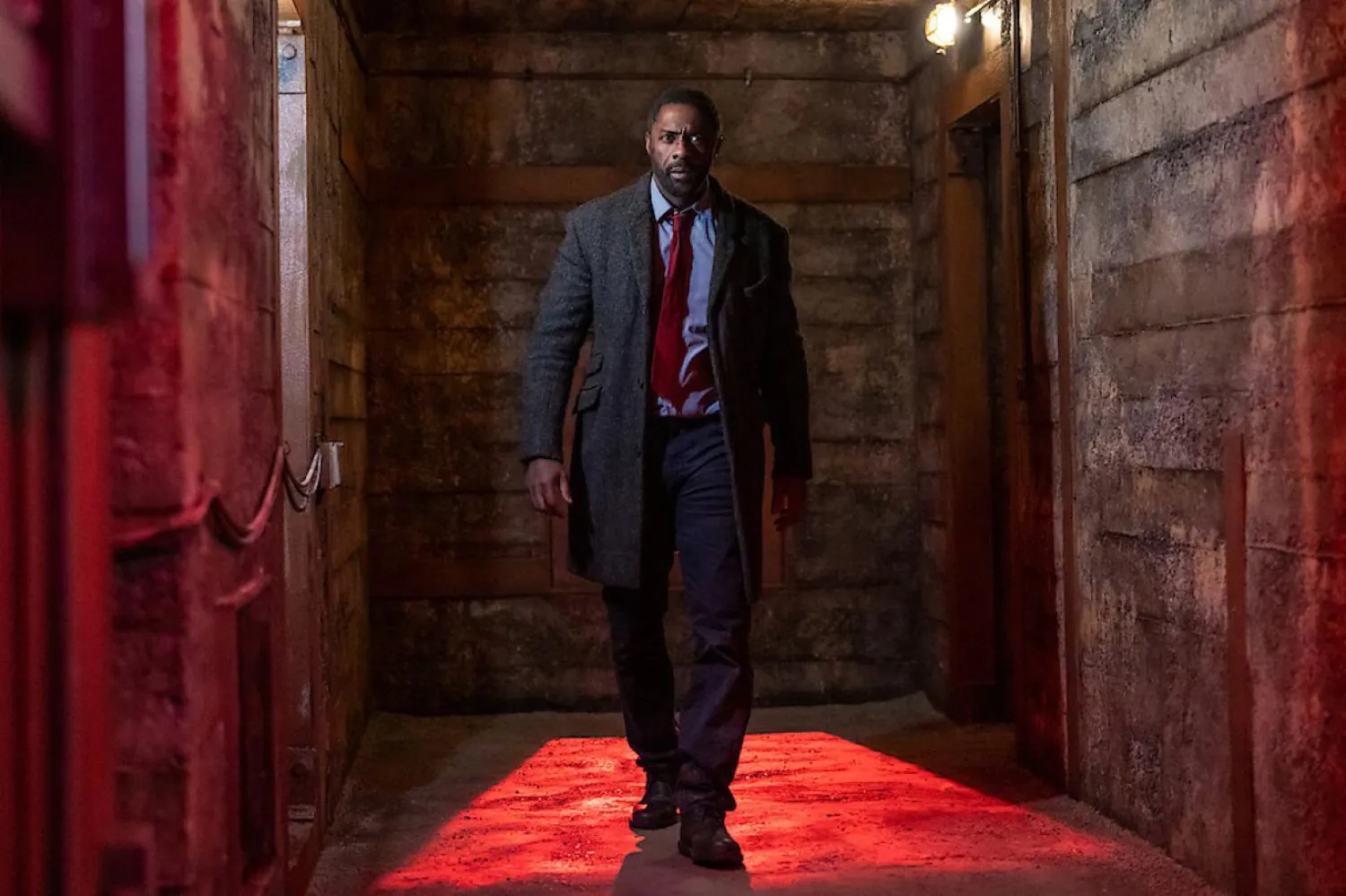 Luther: Batan Güneş'te Britanyalı aktör Idris Elba, çözülemeyen bir cinayeti aydınlatmak için hapisten kaçan başarılı ama gözden düşmüş Londralı dedektif John Luther rolündeydi (Netflix)