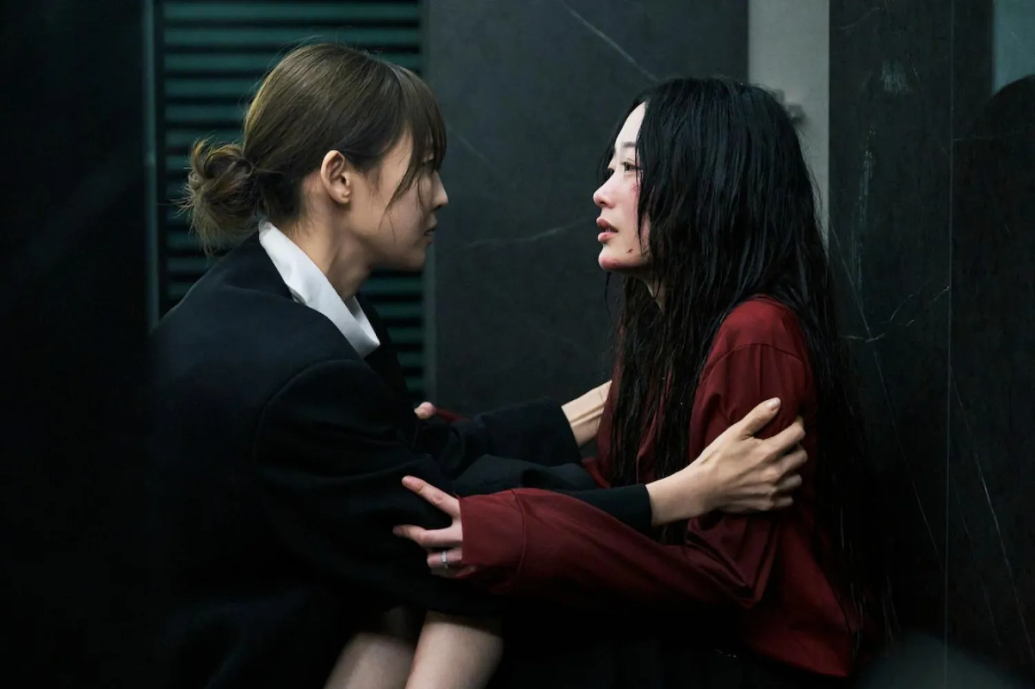 South China Morning Post, As You Stood By'ın güncel ve önemli bir konuyu ele aldığını ancak dizinin anlatımının incelikten uzak olduğunu yazıyor (Netflix)