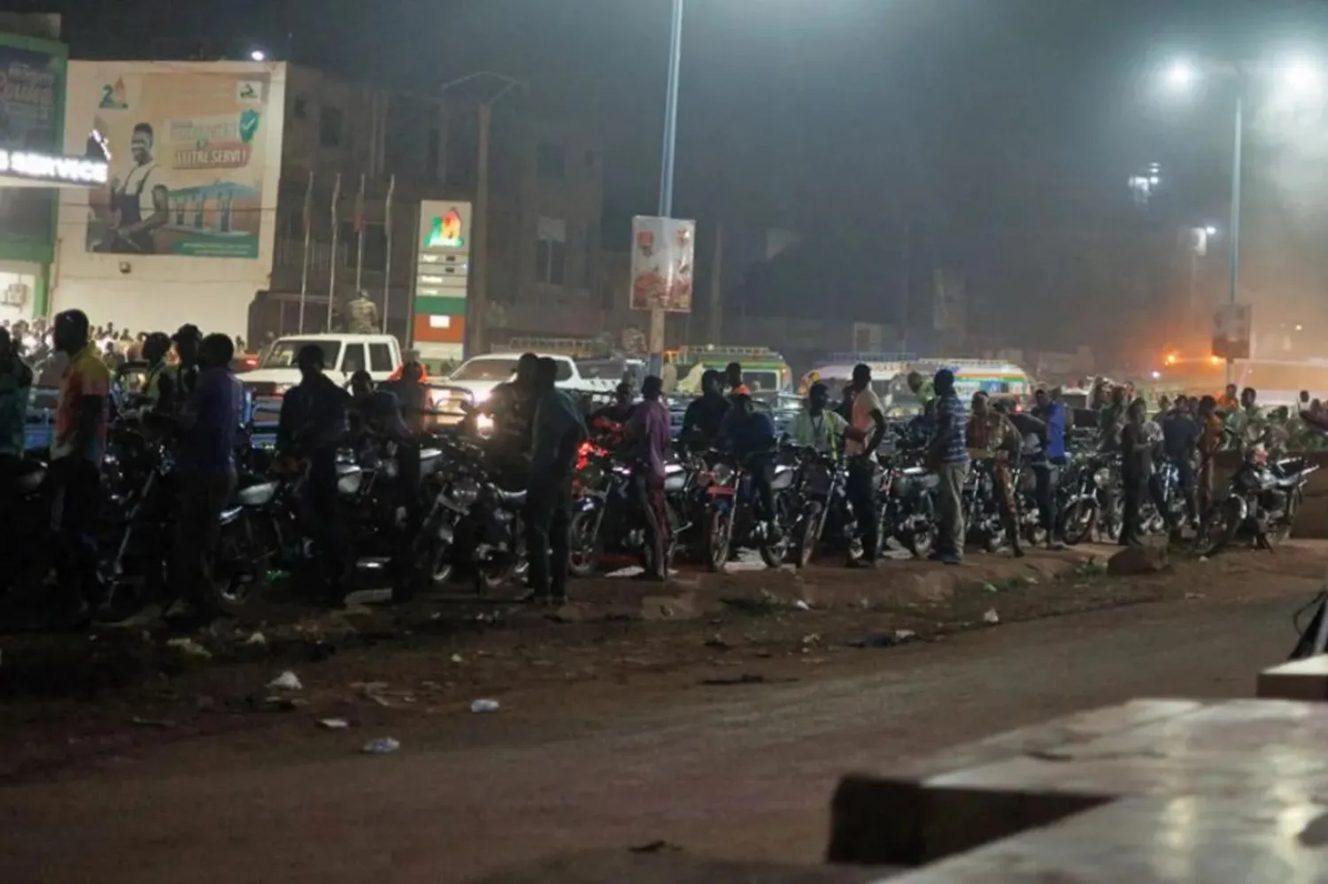 Mali'de vatandaşlar yakıt alabilmek için uzun kuyruklarda günlerce beklemek zorunda kalıyor (AFP)