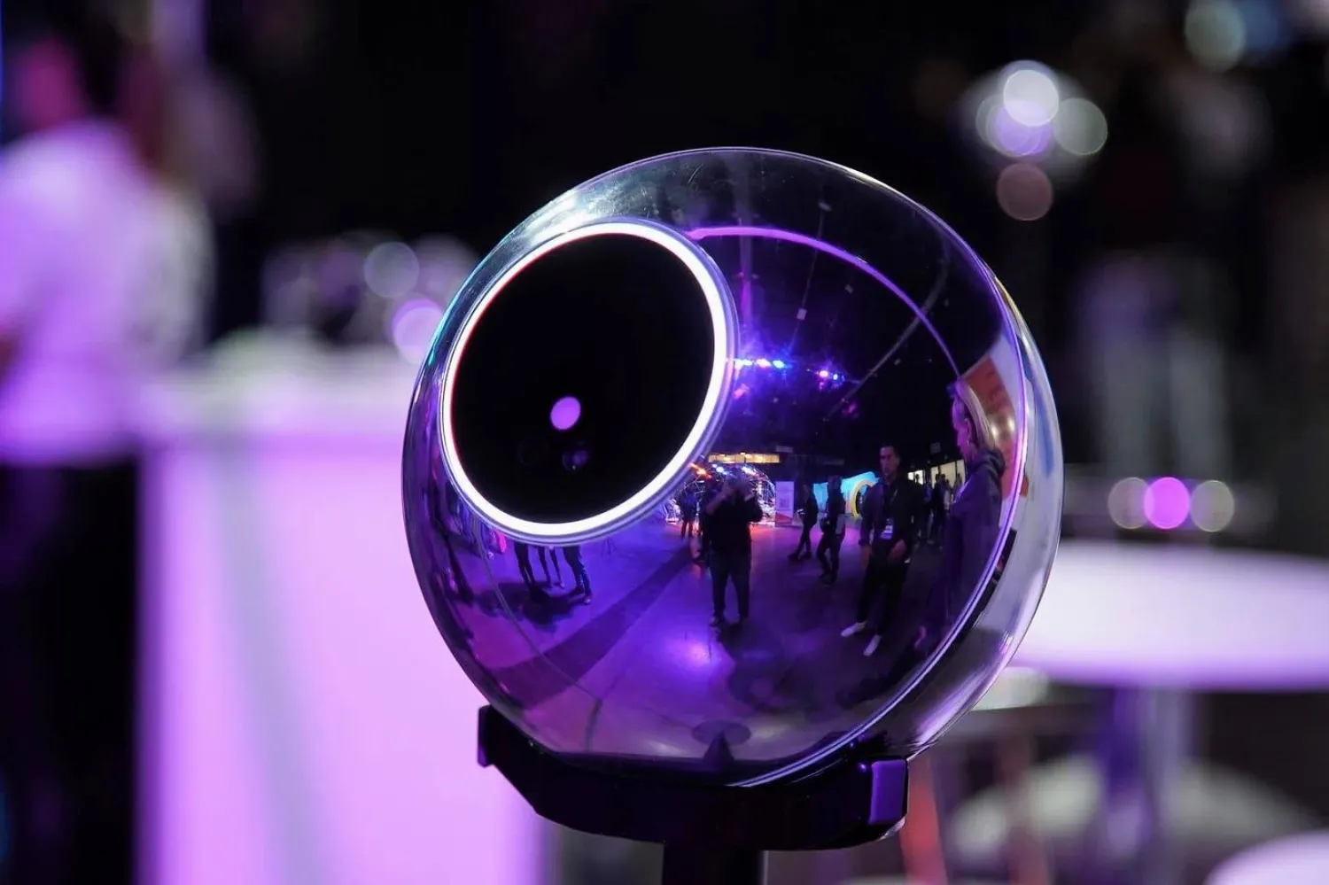 Worldcoin, metal bir küre kullanarak insanların biyometrik verilerini alıyor ve bu veriler daha sonra kripto para birimi edinmek için kullanılabiliyor (Worldcoin)