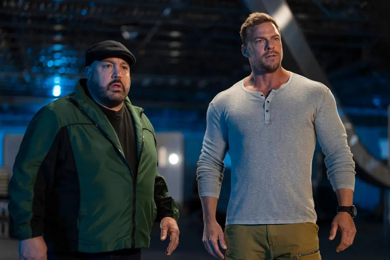 42 yaşındaki Alan Ritchson (sağda), kendini kirli polisler ve entrikacı siyasetçilerle dolu ölümcül bir komplonun ortasında bulan Jack Reacher rolüyle tanınıyor (Amazon Prime Video)