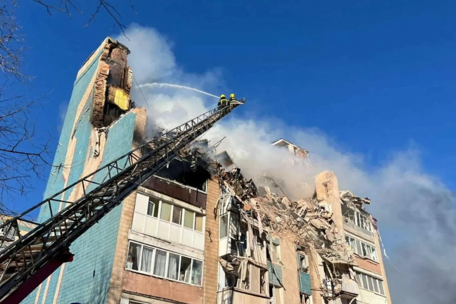 Rus ordusunun Ukrayna'ya düzenlediği saldırıda sivil yerleşimleri hedef aldığı aktarılıyor (Reuters)