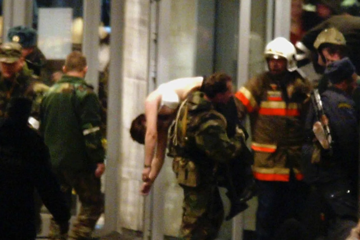  Rus özel harekatçılarının kullandığı gaz nedeniyle birçok rehine bilincini kaybetmişti (Reuters)