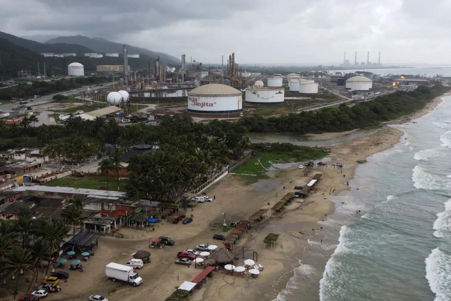 Analizde, Maduro yönetiminin ABD'ye karşı en büyük pazarlık kozunun petrol tedariki olacağı belirtiliyor (Reuters)