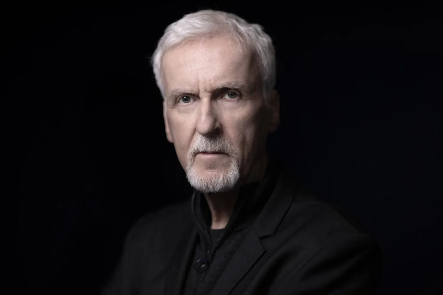 Nisan 2024'te Paris'te fotoğraflanan James Cameron, Netflix'in Warner Bros. Discovery'yi satın almasının sinema filmlerine zarar vereceğini iddia etti (AF)