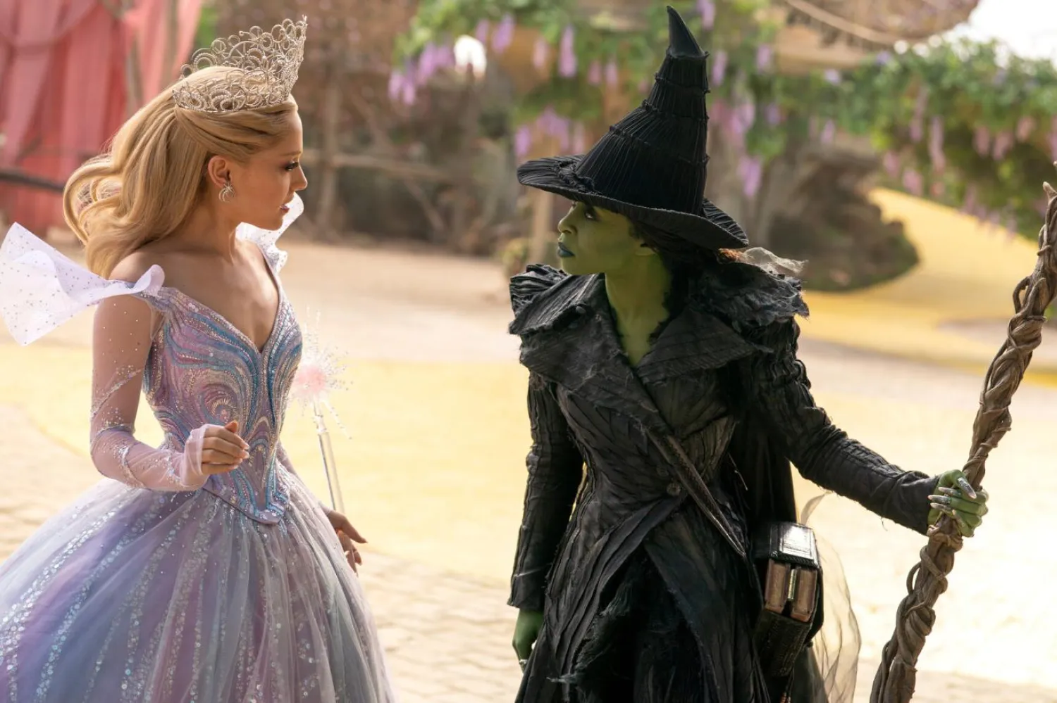 Eğer Cynthia Erivo (sağda) ve Ariana Grande (solda), Elphaba ve Glinda rolleriyle bir kez daha Oscar'a aday gösterilirse, Akademi tarihinde aynı rolle iki kez adaylık elde eden 7. ve 8. oyuncular olarak tarihe geçecek (Universal)