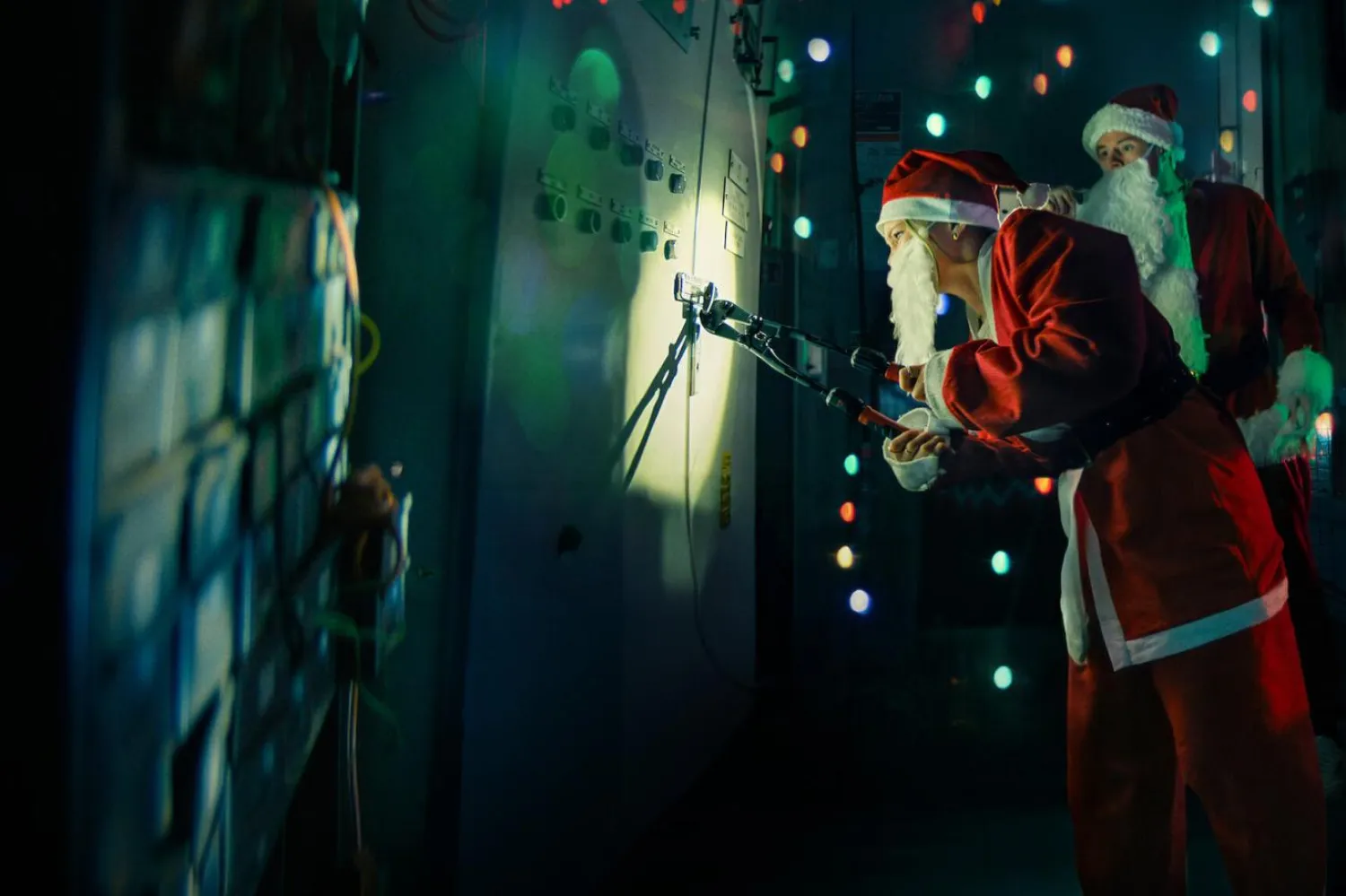 Guardian, Noel Soygunu'yla ilgili eleştirisinde "Oyuncu kadrosu ve iyi sürprizler, Londra'da geçen ve bir mağaza soygununu konu alan bu eğlenceli Noel filmini bir üst seviyeye taşıyor" ifadelerini kullandı (Netflix)