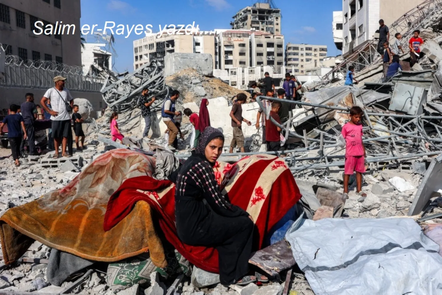 Filistinliler, Gazze'deki İsrail bombardımanı sonucu yıkılan Susi Kulesi'nin enkazı arasında arama yapıyor, 6 Eylül 2025 (AFP)