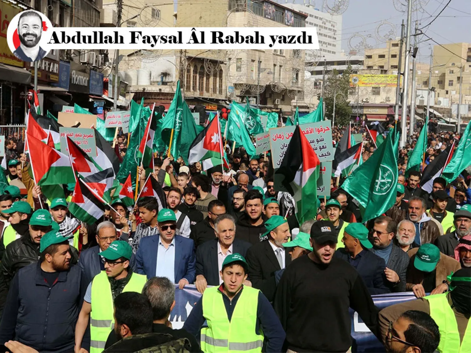 Ürdün’ün başkenti Amman'da Gazze'ye destek için bir araya gelerek Ürdün ve Filistin bayraklarının yanı sıra Müslüman Kardeşler bayrakları taşıyan protestocular, 27 Ocak 2023 (AFP)