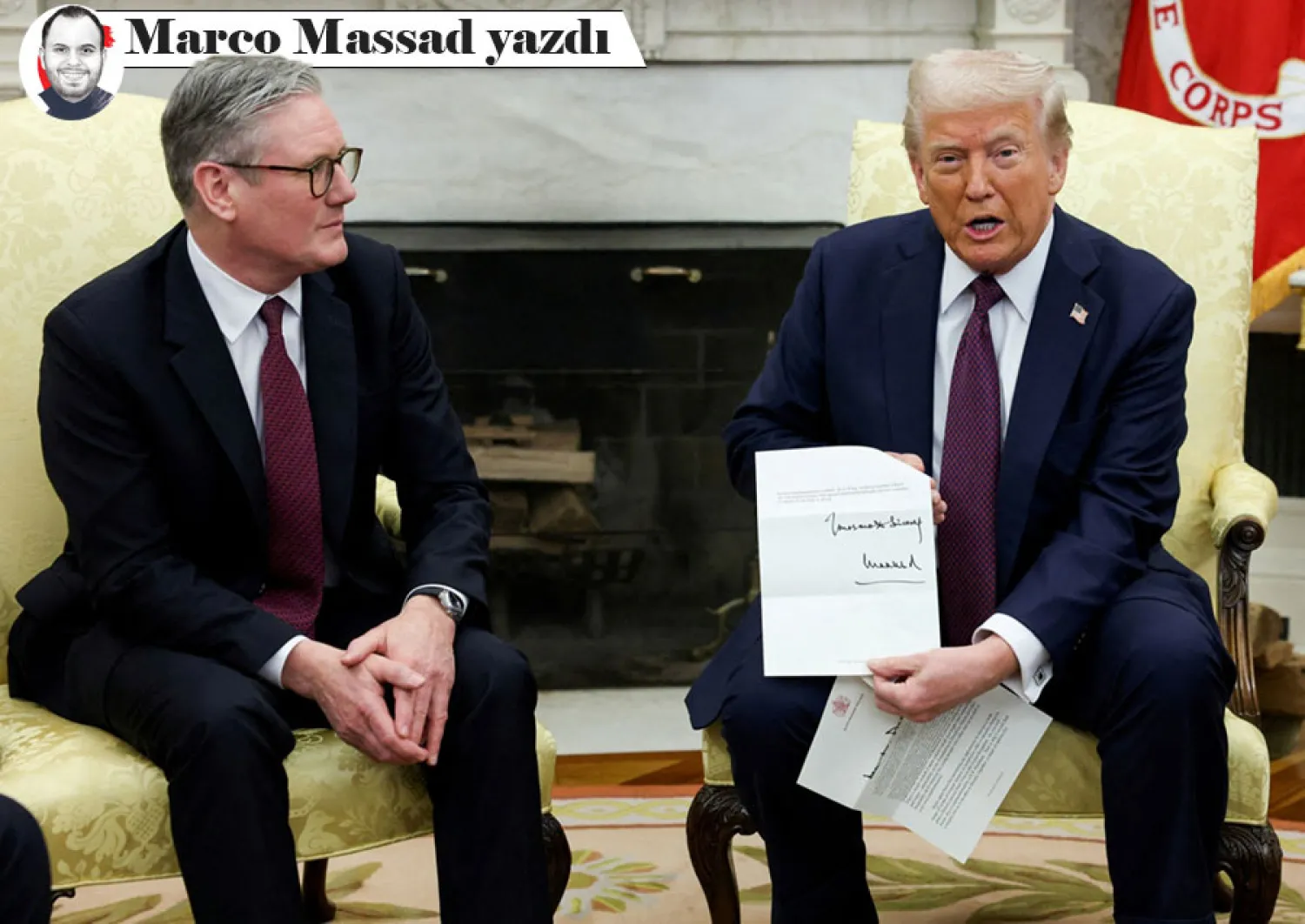 ABD Başkanı Donald Trump, Washington'daki Beyaz Saray'ın Oval Ofisi'nde İngiltere Başbakanı Keir Starmer ile yaptığı görüşmede İngiltere Kralı Charles'ın mektubunu tutarken, 27 Şubat 2025 (Reuters)