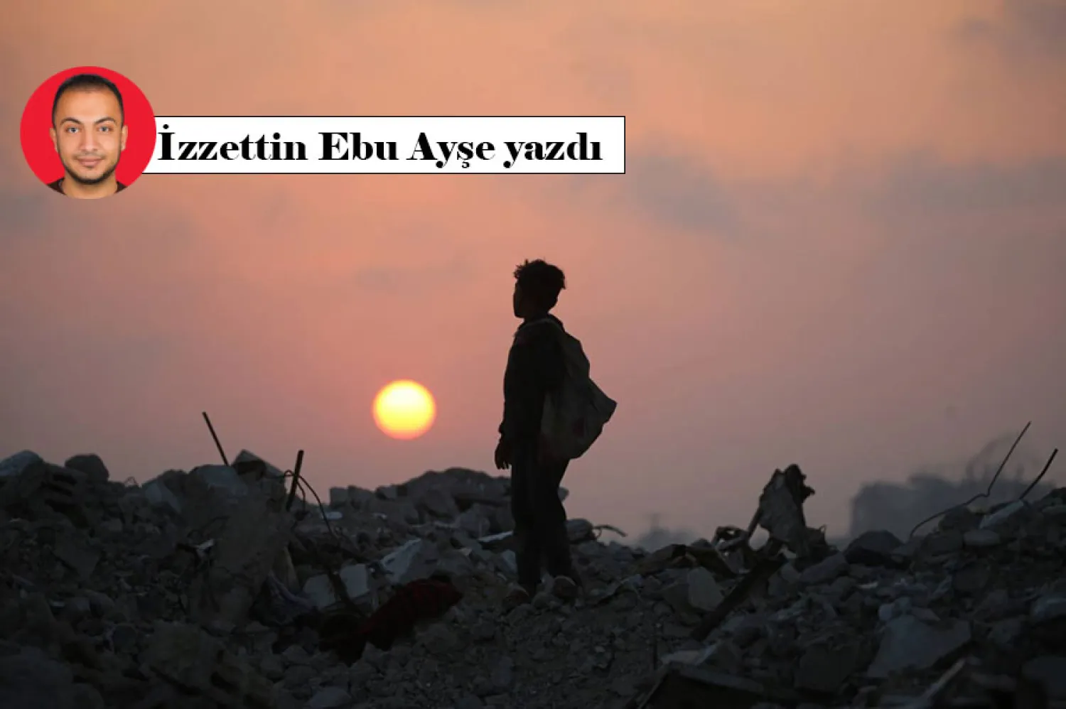 İsrail'in Gazze’ye yönelik bombardımanında yıkılan binaların kalıntıları, Bureyc Mülteci Kampı’nda gün batımında (AFP)