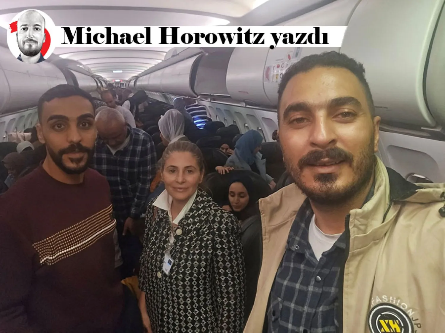 Filistin'in Güney Afrika Büyükelçisi Hanan Carrar’ın Güney Afrika'nın Johannesburg kentinde bir uçakta çekilen ve gülümserken görüldüğü bir fotoğraf, 13 Kasım 2025 (Reuters)