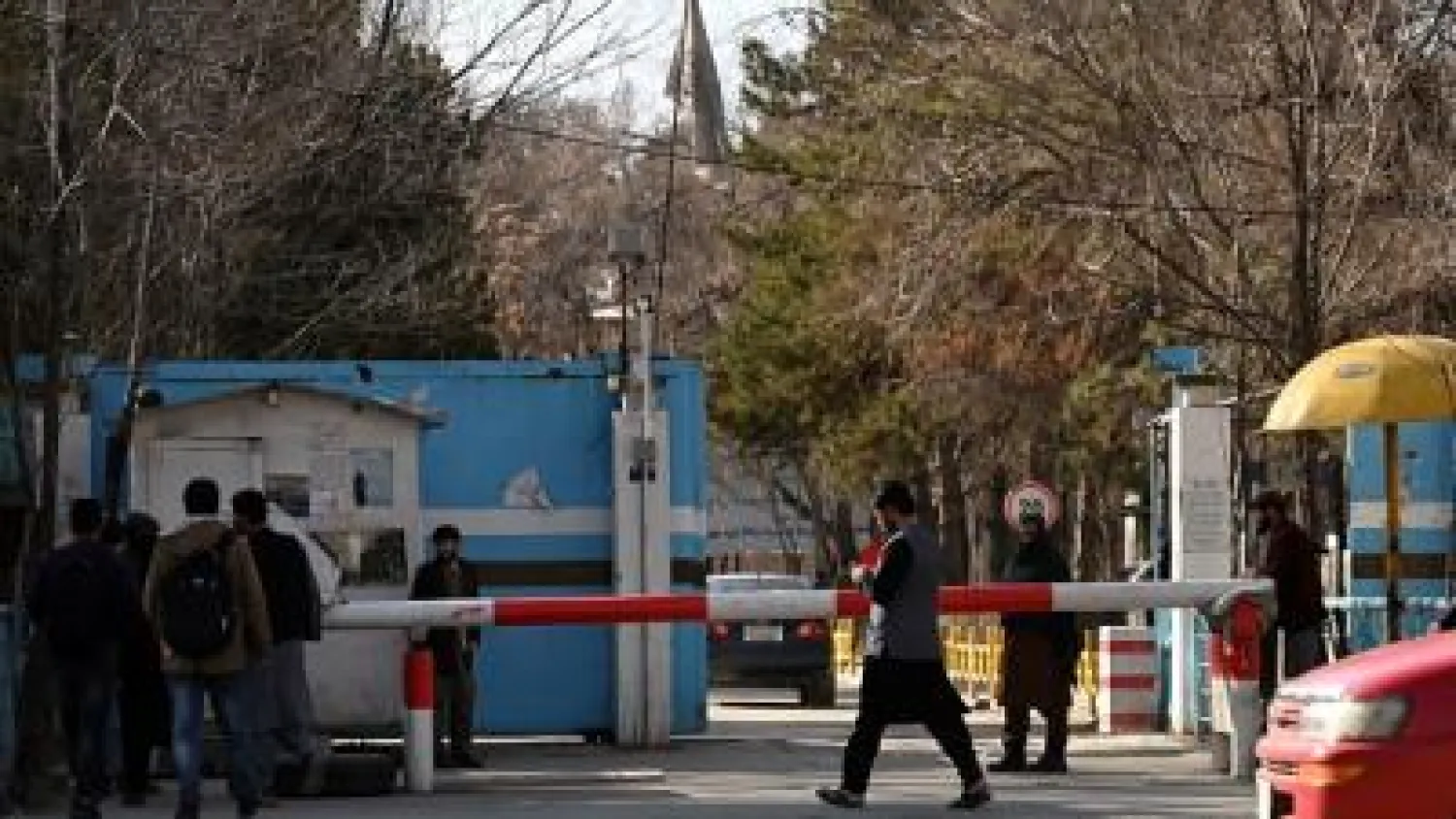 Taliban güvenlik güçleri, toplantıya ev sahipliği yapan Kabil Üniversitesi önünde nöbet tutuyor, 6 Mart 2023 (Arşiv-AFP)