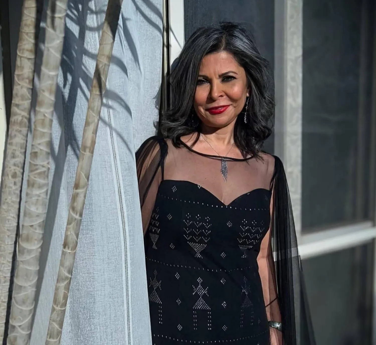 الفنانة سلوى محمد علي بفستان من «التلي» و«الشيفون» (المصمم محمد سامي)