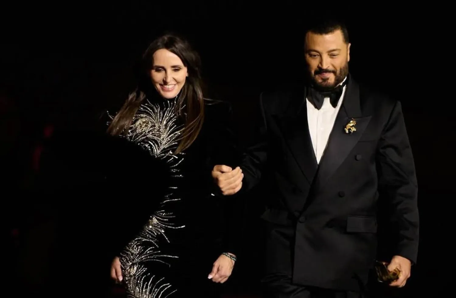 المصمم زهير مراد وتانيا فارس متوجهان لتسلم الجائزة وتسليمها (زهير مراد)