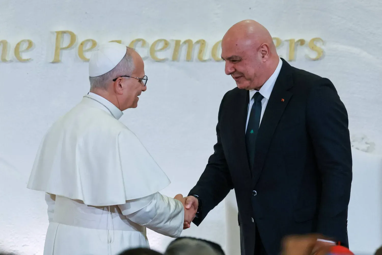 Lübnan Cumhurbaşkanı Joseph Avn, Papa XIV. Leo'yu Baabda Cumhurbaşkanlığı Sarayı'nda kabul ederken (Reuters)