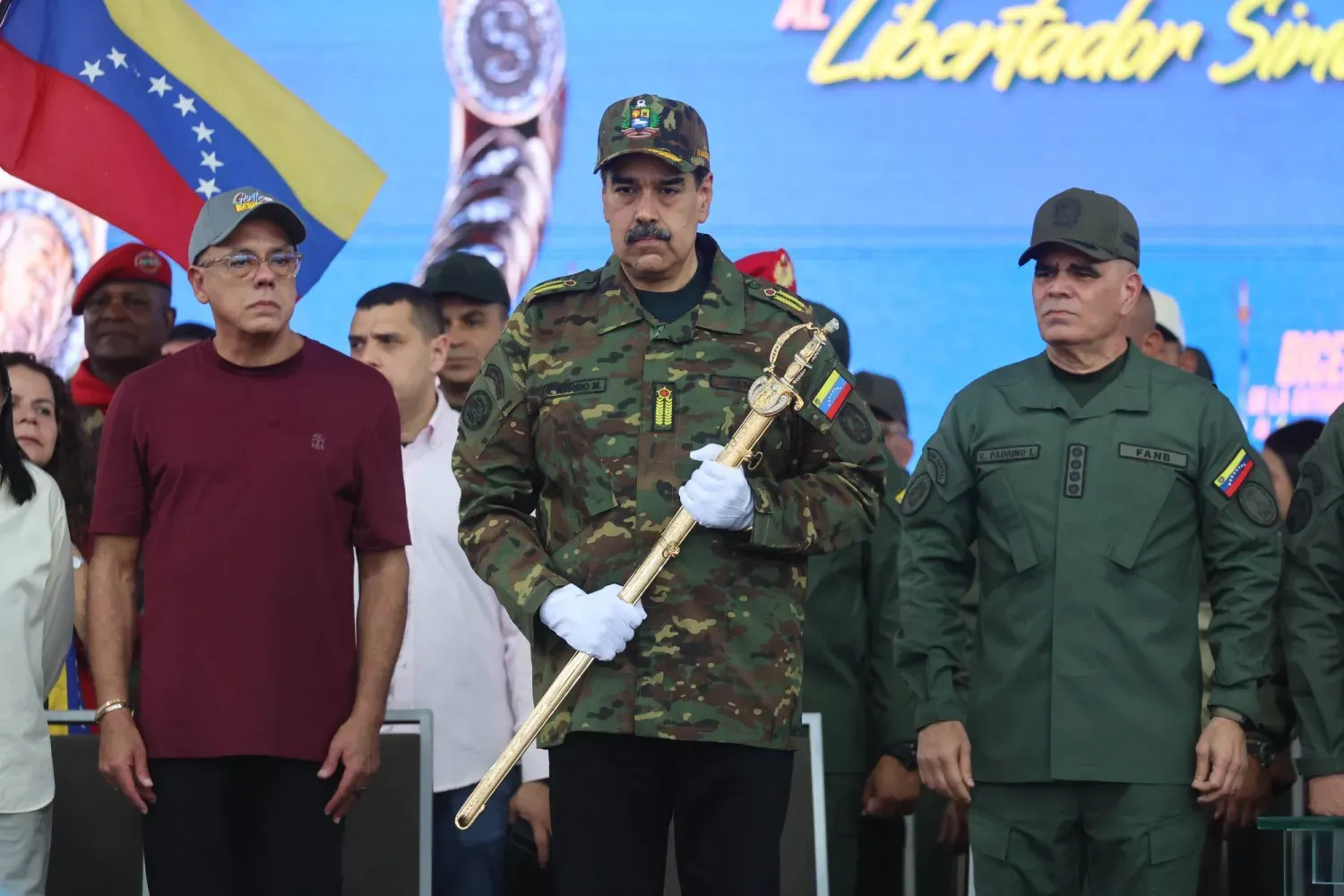 Venezuela Devlet Başkanı Nicolas Maduro, Karakas'ta Peru kılıcı tutuyor (EPA)