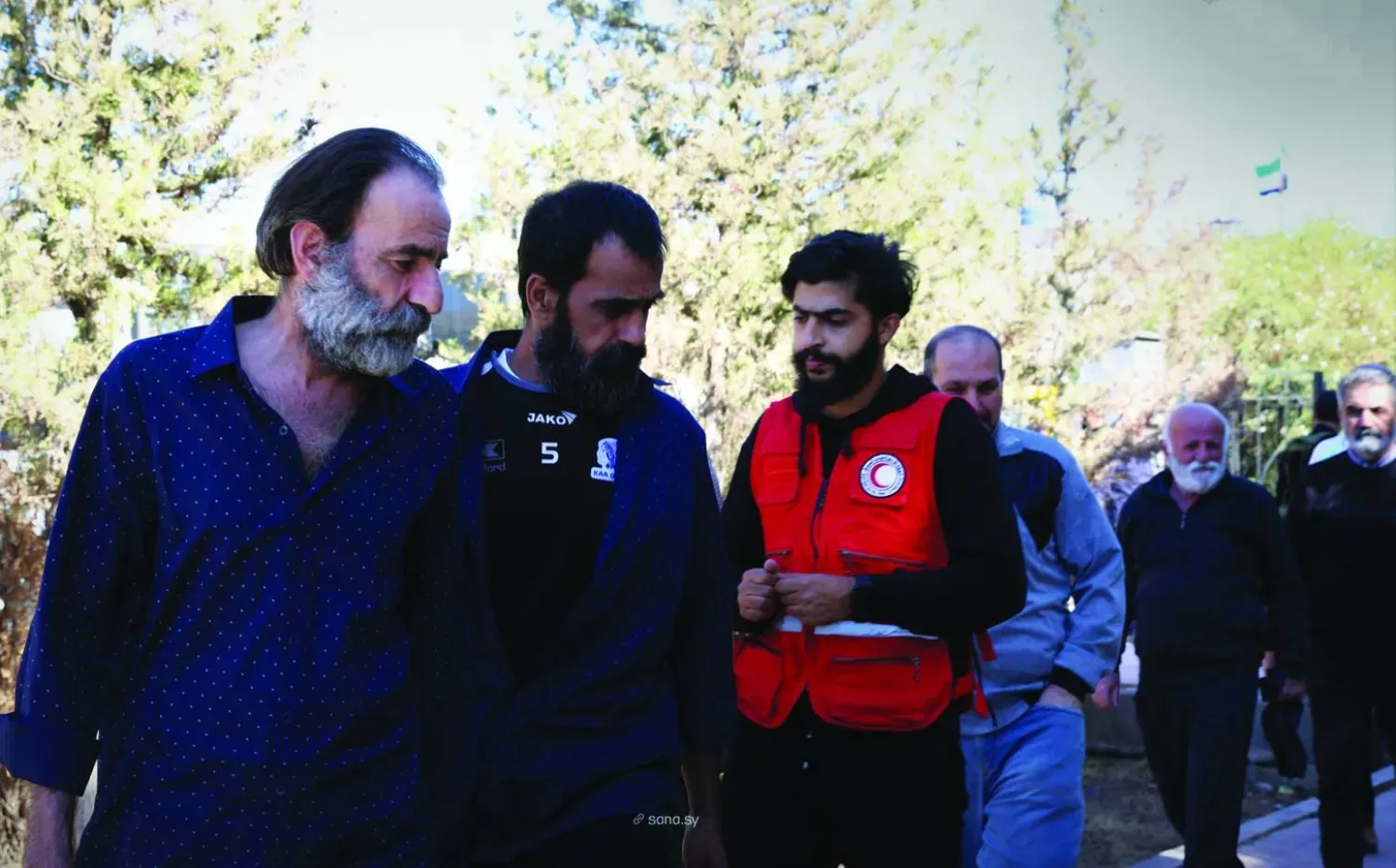 Suriye Kızılayı, Suveyda'dan tutukluların teslim edilme işlemlerini takip ediyor (SANA)