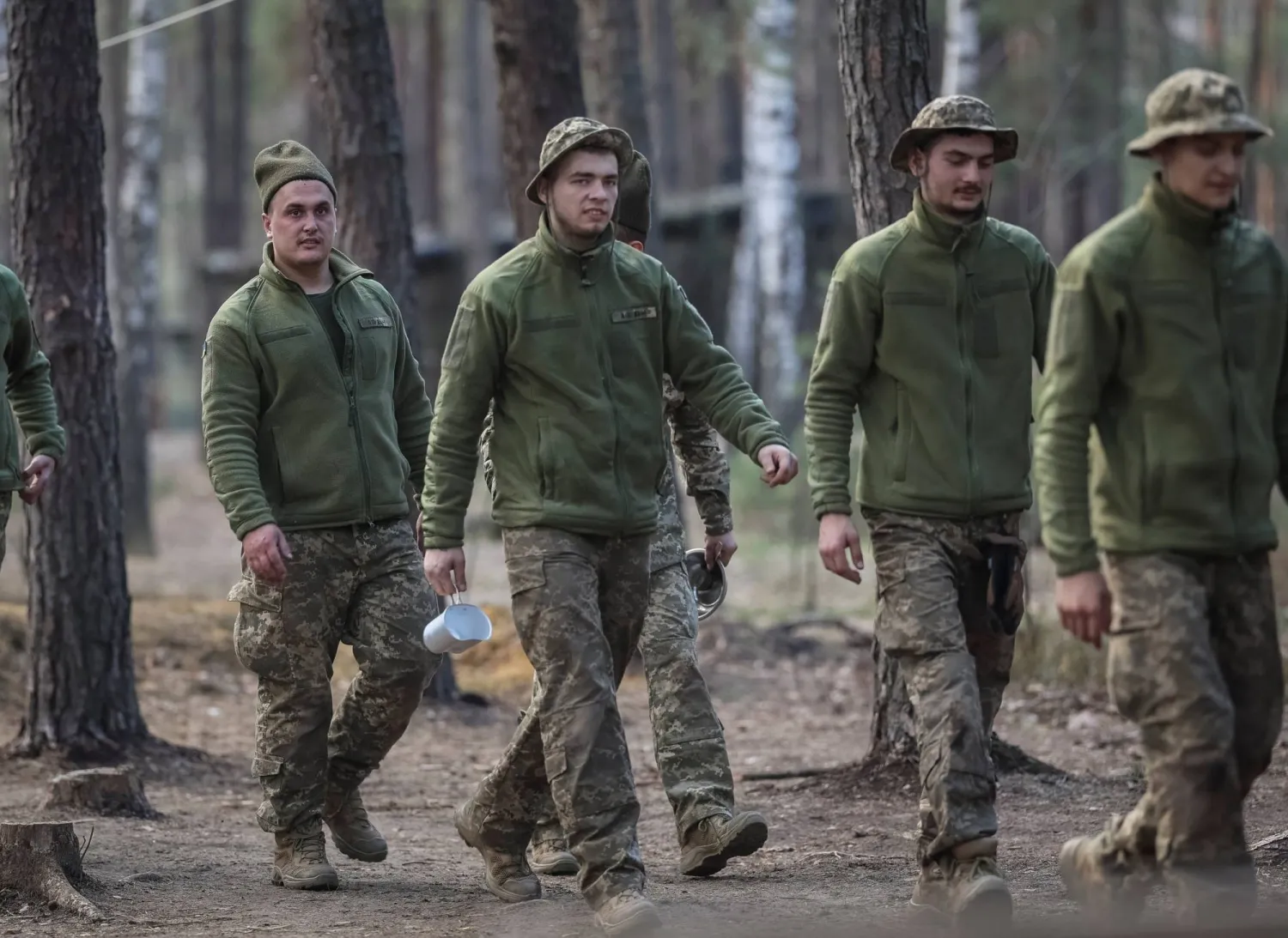 FILE PHOTO: Pavlo Broshkov and Yevhen Yushchenko young recruits of the 28th Knights of the Winter Campaign Separate Mechanised Brigade of the Ukrainian Armed Forces go to the canteen during a break in exercise, amid Russia's attack on Ukraine, in Kyiv region, Ukraine April 4, 2025. REUTERS/Gleb Garanich/File Photo

