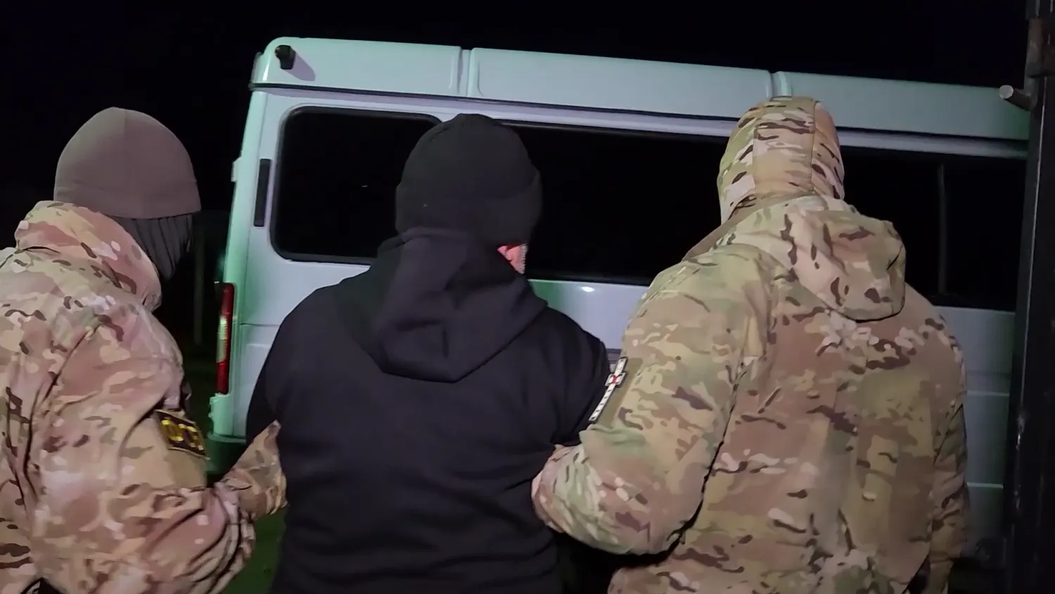 عناصر من جهاز الأمن الفيدرالي الروسي خلال إلقاء القبض على مشتبه به في محاولة اغتيال ضابط روسي بالقرم (لقطة من فيديو لجهاز الأمن الفيدرالي)