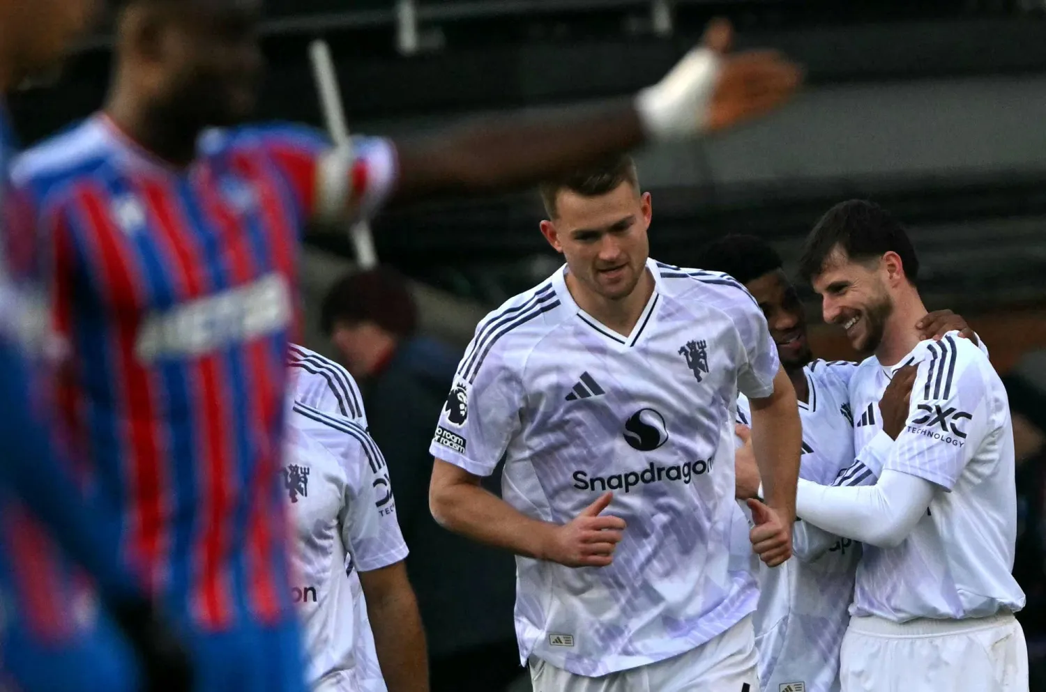 Manchester United's English midfielder #07 Mason Mount (R) celebrates scoring the team's second goal during the English Premier League football match between Crystal Palace and Manchester United at Selhurst Park in south London on November 30, 2025. (AFP)